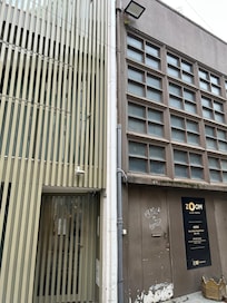 Derrière les grilles à gauche c’est notre logement petit balcon et chambre !!