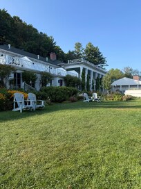 Front of Manoir Hovey