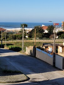 Blick aus dem Balkon. Seitlicher Meerblick.