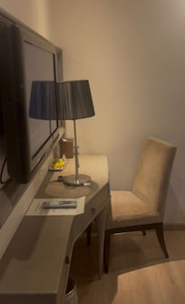 テレビ、キャビネットと椅子