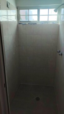 Baño sin jaboneras ni ganchos para toallas