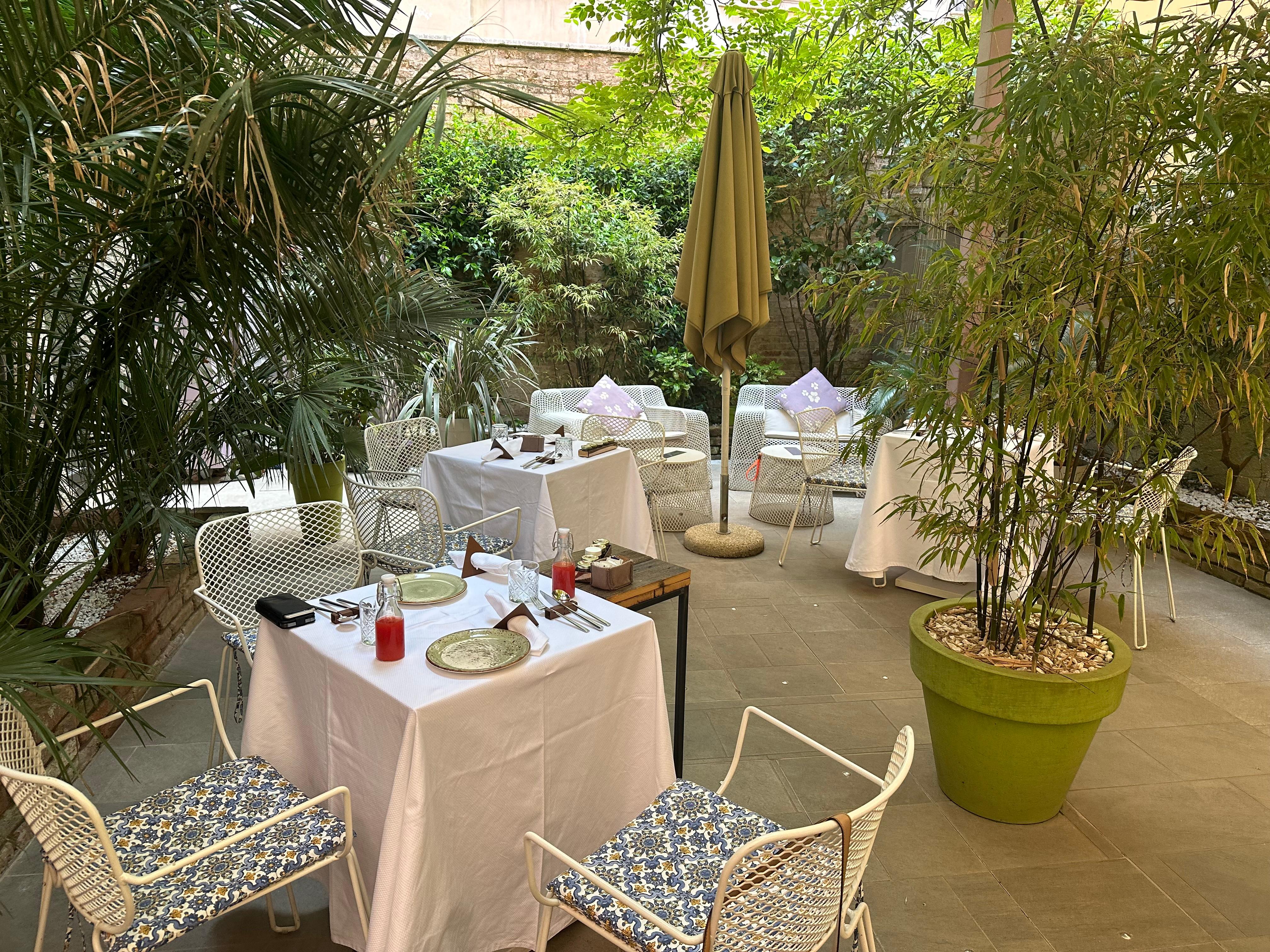 Unusual garden area in Corte di Gabriela hotel