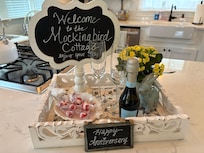 Thoughtful anniversary welcome display!🤍