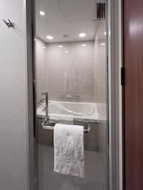 トイレの奥に隠れバス