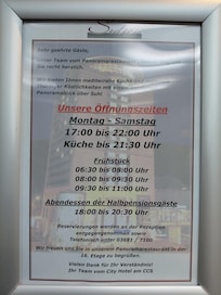 Aushang der Frühstückszeiten