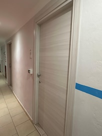 Pasillo del resto de las habitaciones, con numeración y tarjeta