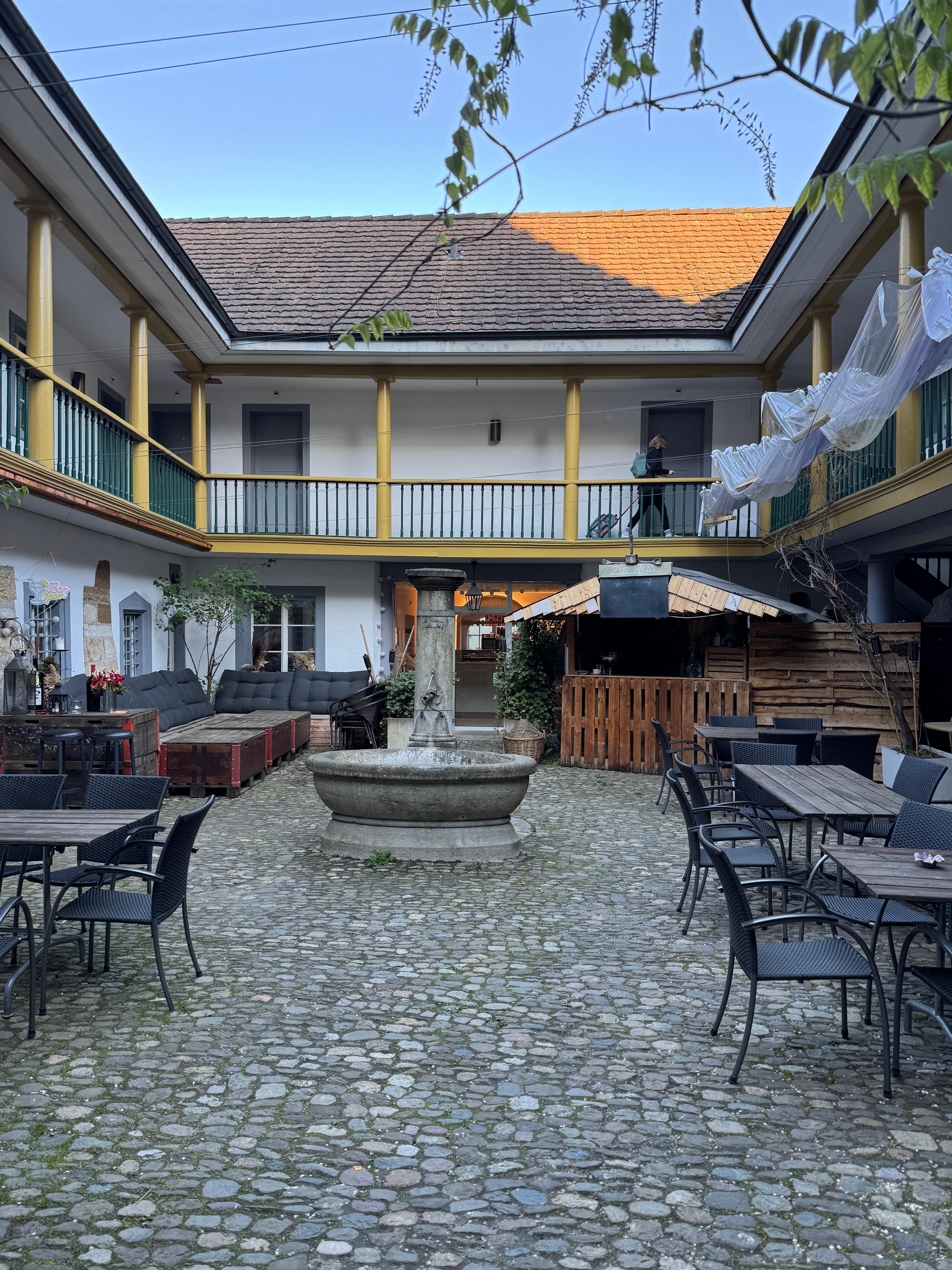 Toller gemütlicher Innenhof. Nette Bar. Super um den Tag ausklingen zu lassen. 