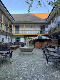 Toller gemütlicher Innenhof. Nette Bar. Super um den Tag ausklingen zu lassen.