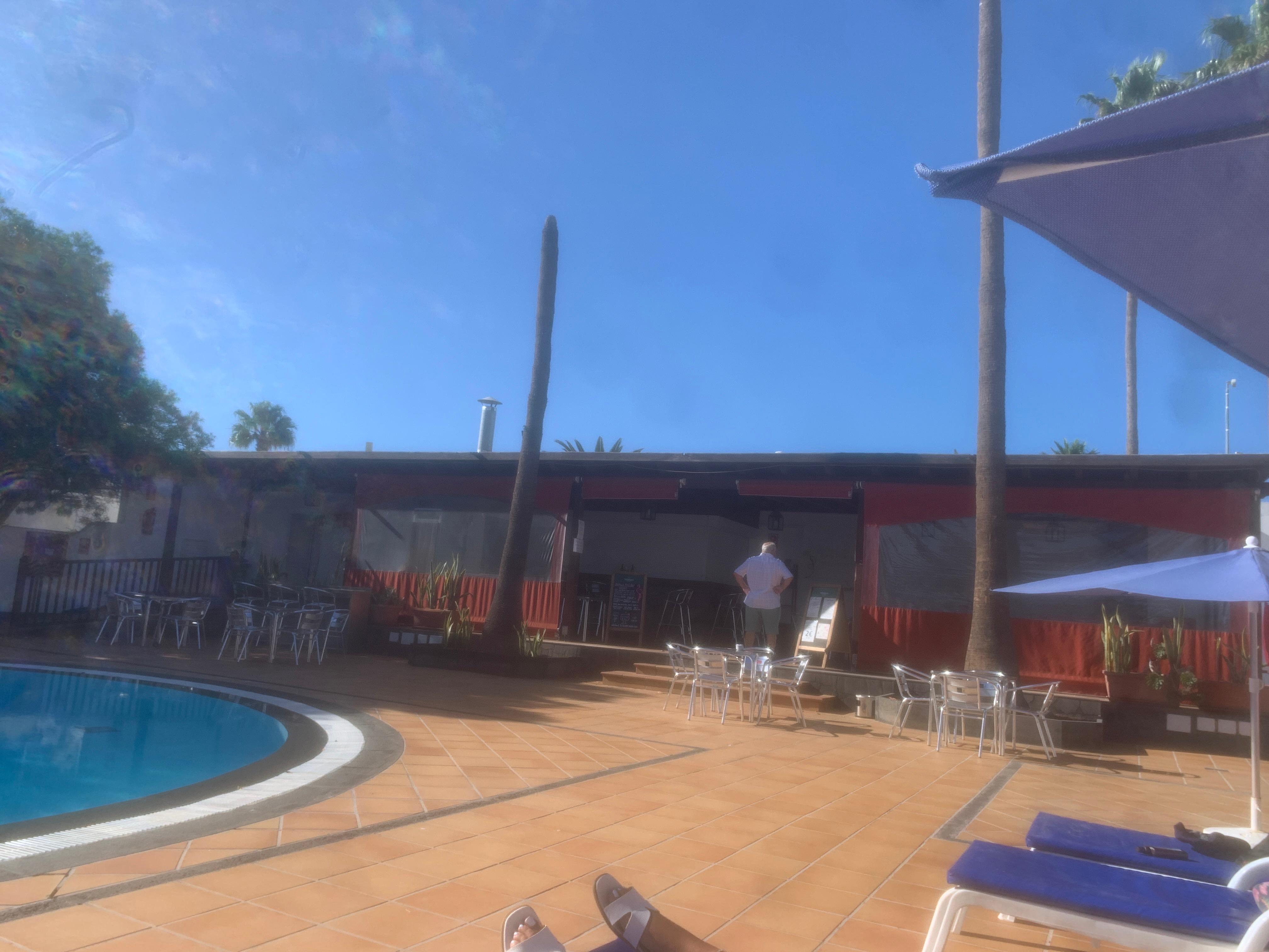 Pool side bar 