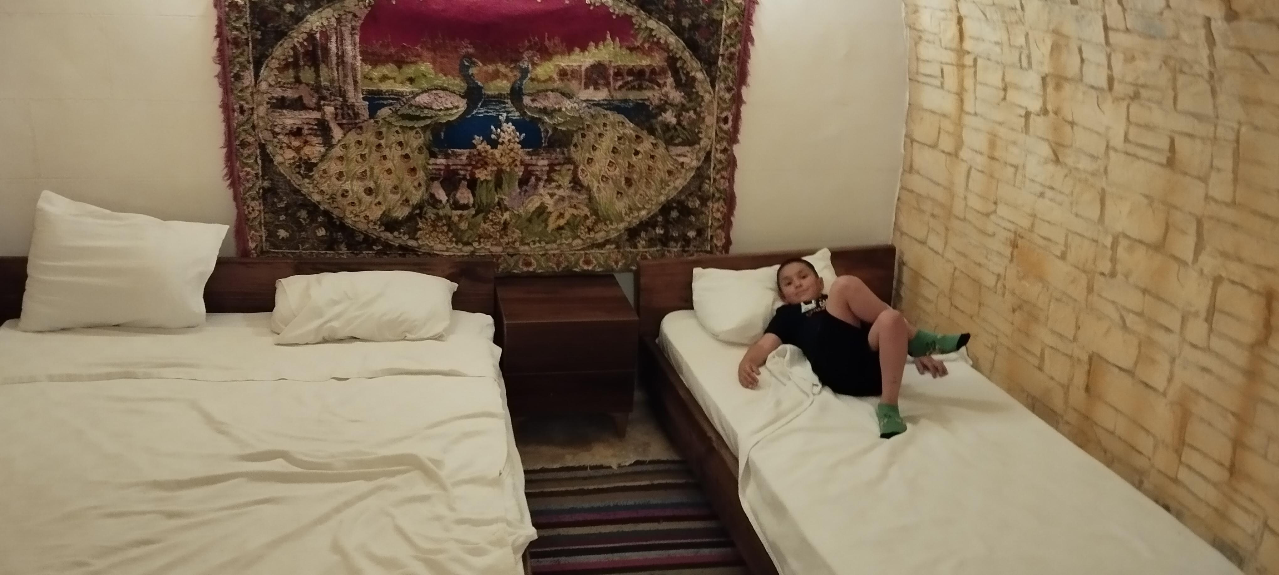 Ortam güzel ama oda rutubet kokuyor. Kahvaltı zayıf. yer eski olduğu için temizlik yapılsa da belli etmiyor. Karşılama hizmet iyi