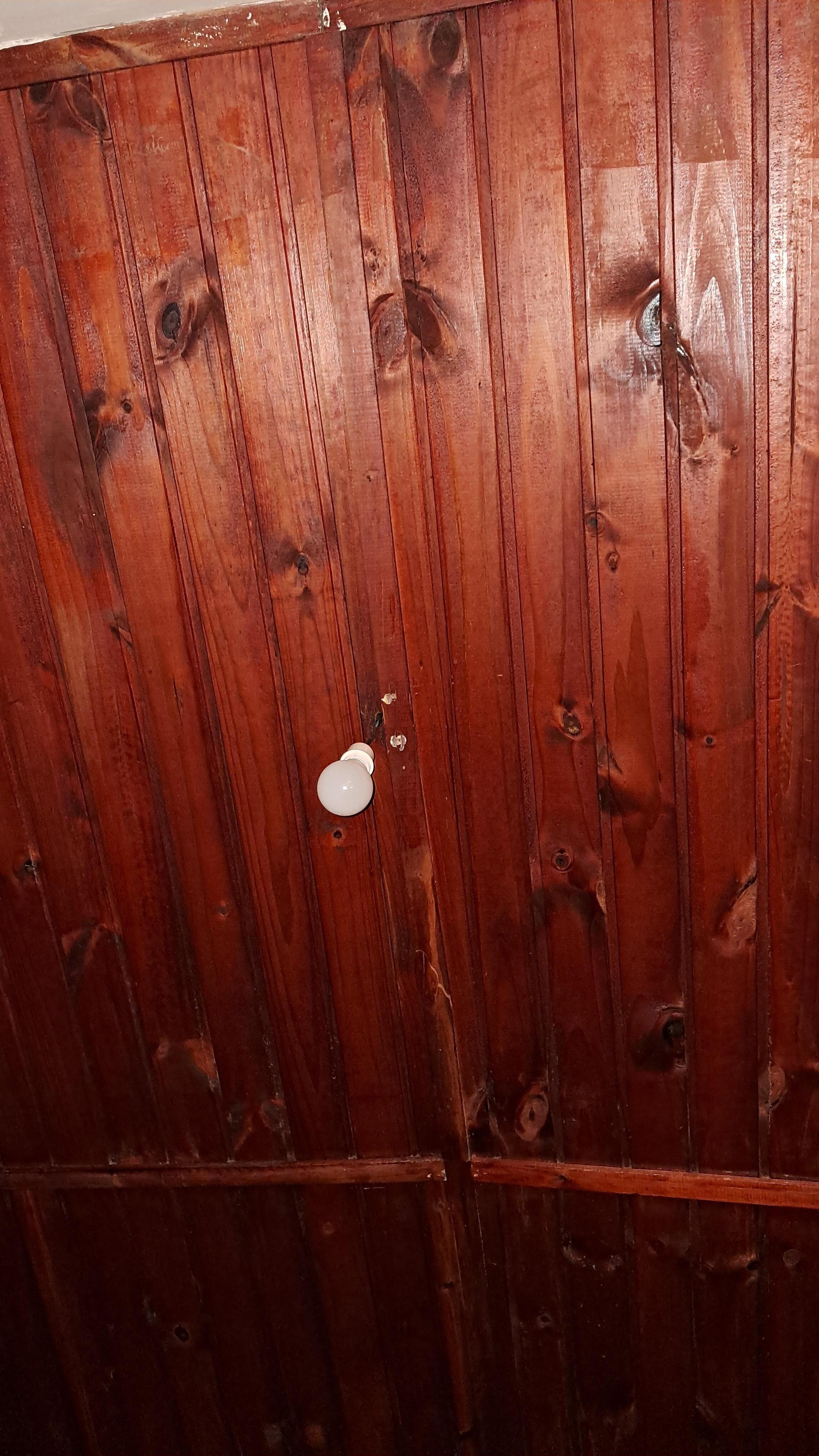 No quarto só uma lâmpada no teto que não iluminava todo quarto e sem uma luminária.  Tinha um abajour com luz fraca também 