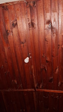 No quarto só uma lâmpada no teto que não iluminava todo quarto e sem uma luminária. Tinha um abajour com luz fraca também