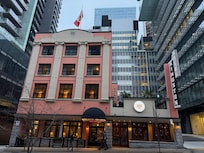 Great location. Convenient. Nice pub adjacent.