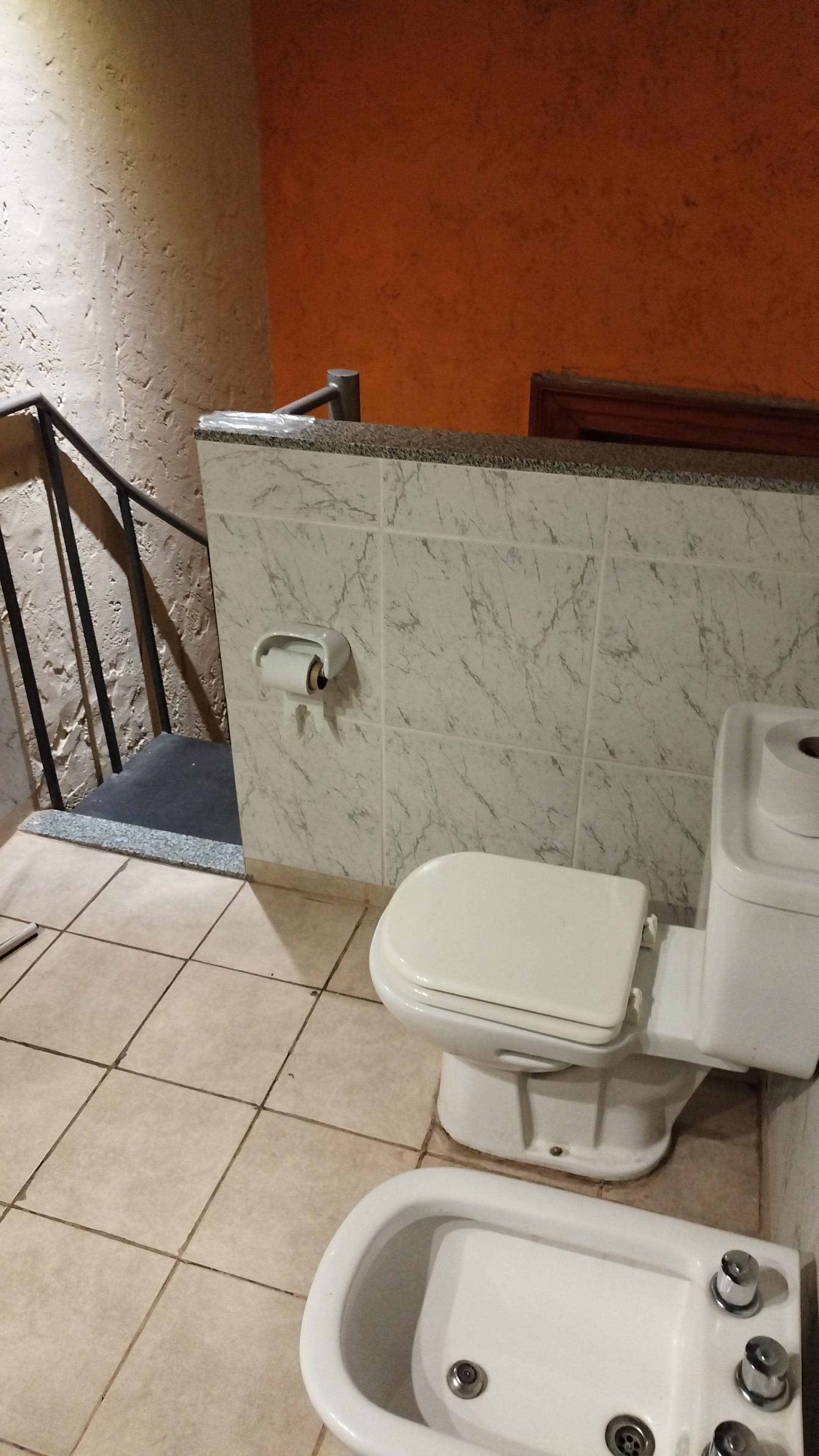 Entrada no banheiro sem nenhuma privacidade 