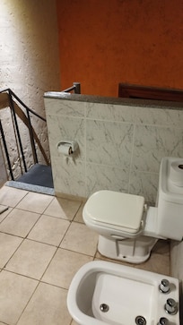 Entrada no banheiro sem nenhuma privacidade