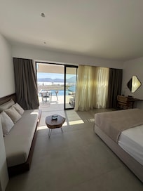 Spacious room with water view