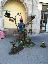 Gatekunstner like ved hotellet.