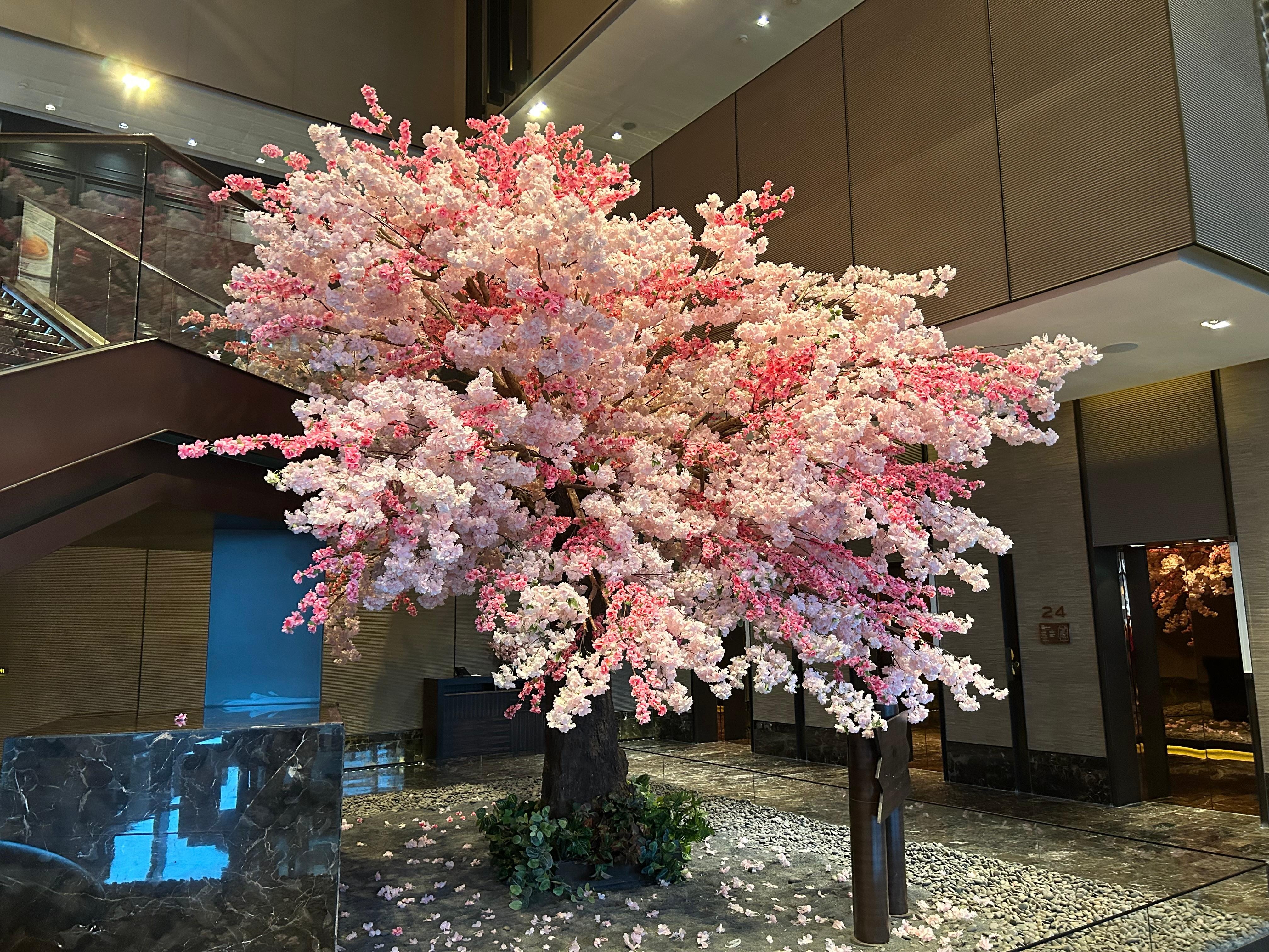 花が色々な所に飾らせていて、とても華やかな気分になります。