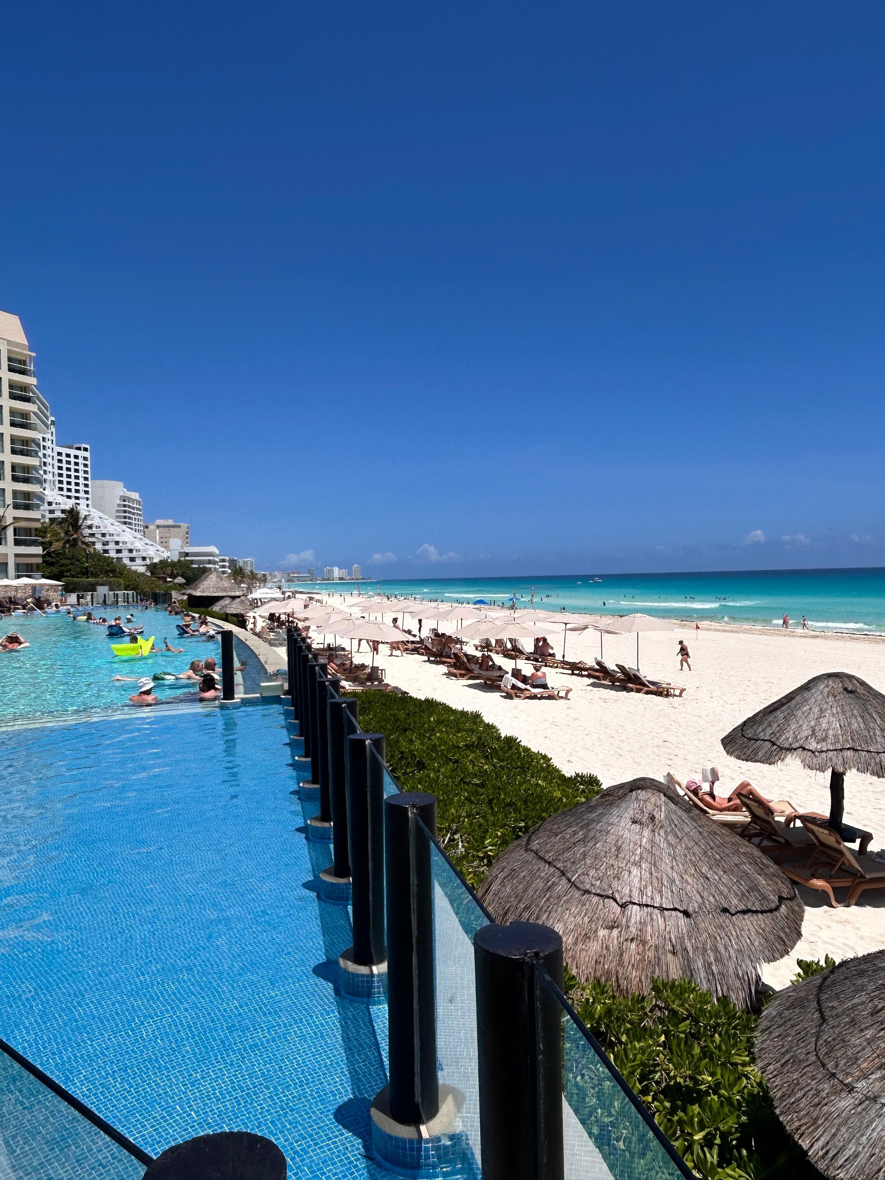 Grande piscine et plage