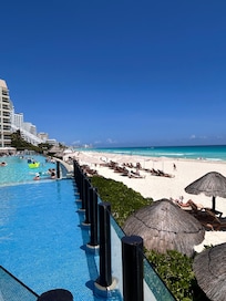 Grande piscine et plage