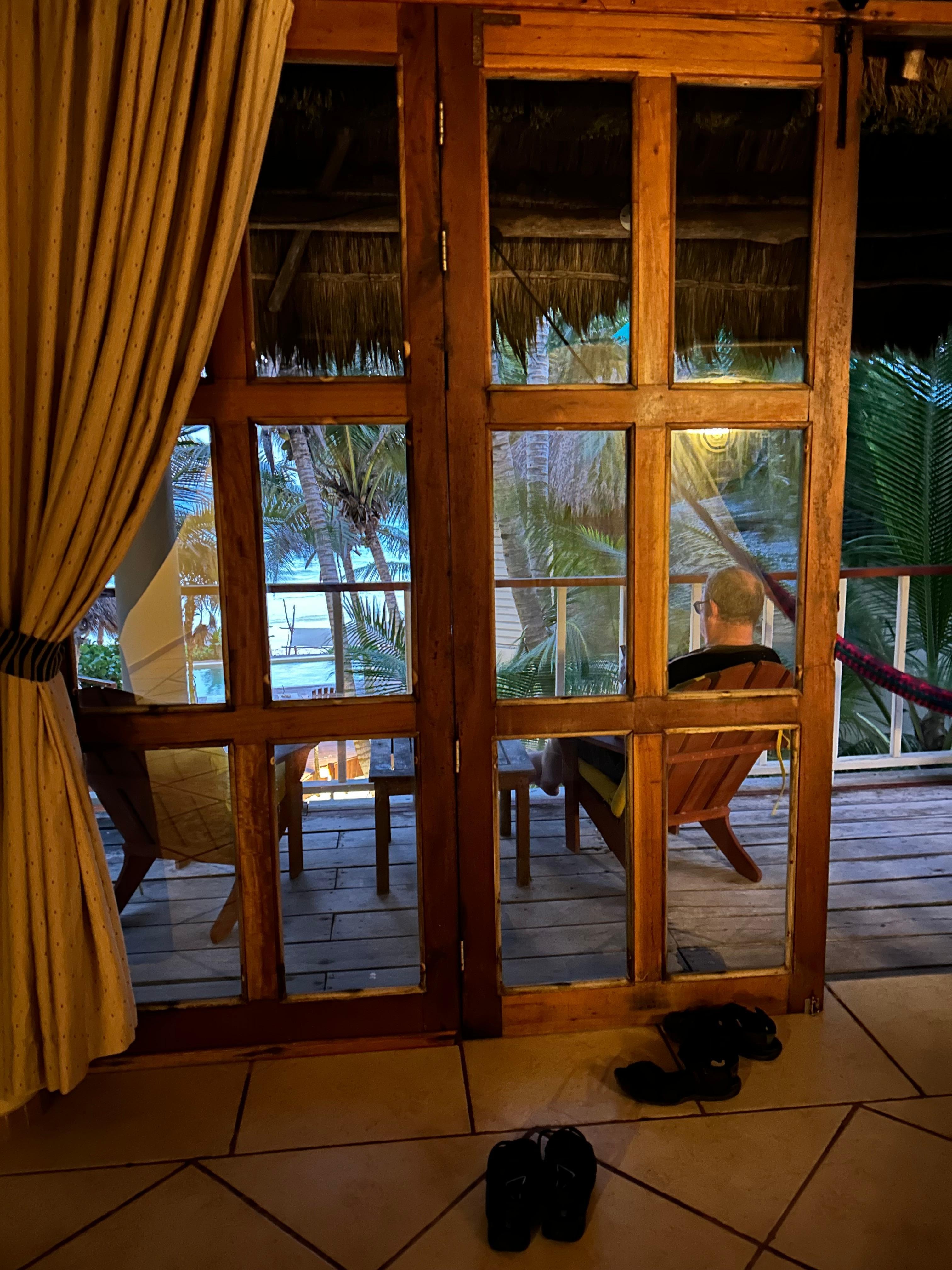 Inifrån rummet mot den stora balkongen, terassen, med hängmatta