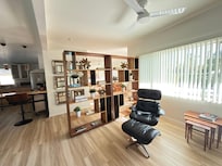 Very MidMod living room, nicely decorated and very cozy