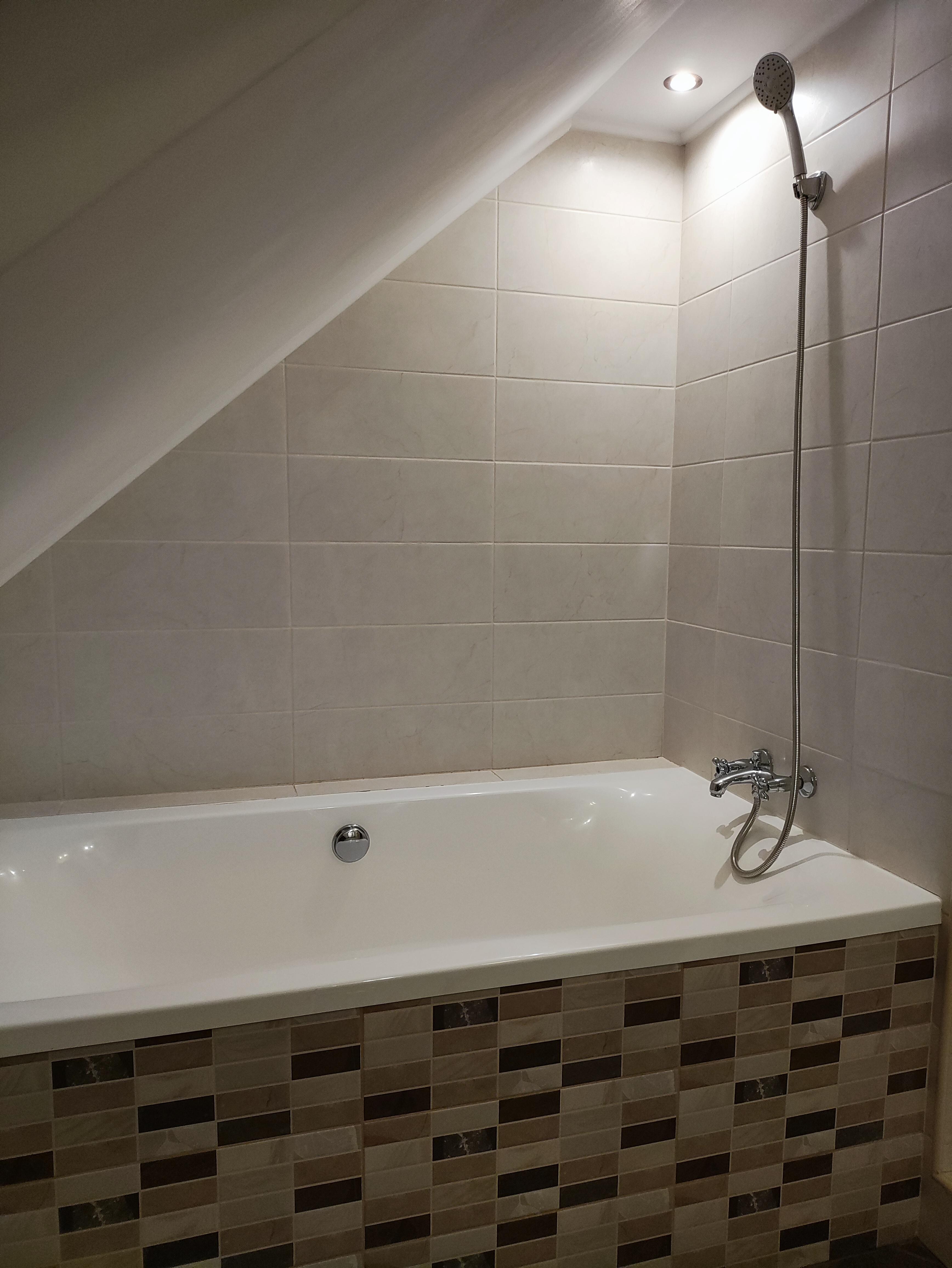 バスタブ。この他にシャワーブースもあります。