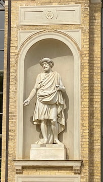One of many beautiful statues.