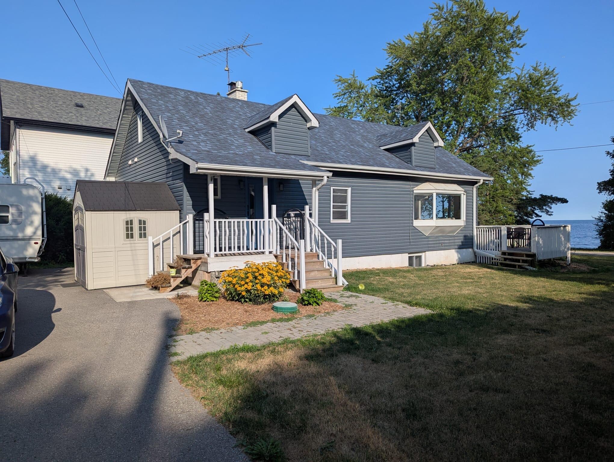 Great size place and the water view is so lovely. Ample parking off a quiet street makes it super easy to fine and go in and out. 