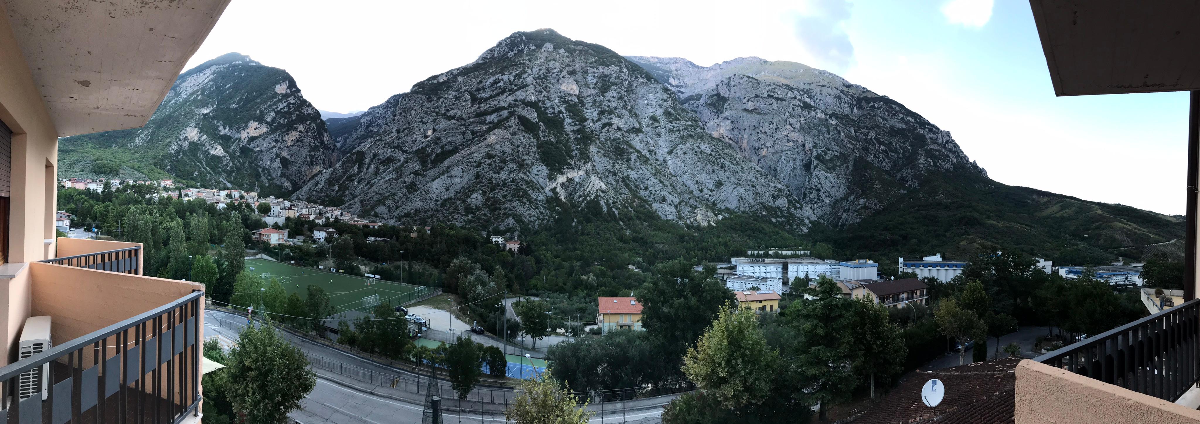 Vista della Majella e delle gole di San Martino dalla camera