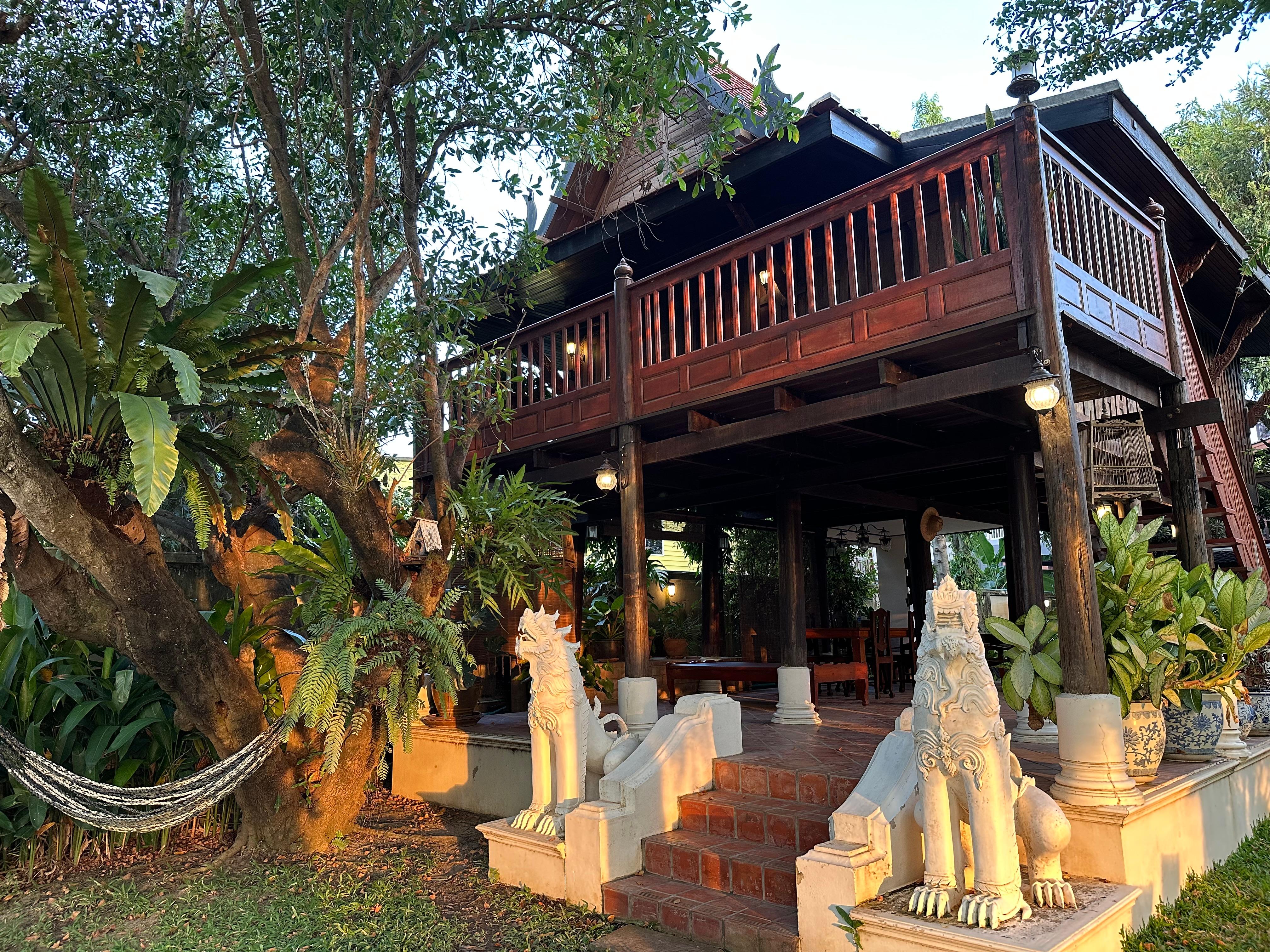 Thai Villa mit Terrasse und Balkon