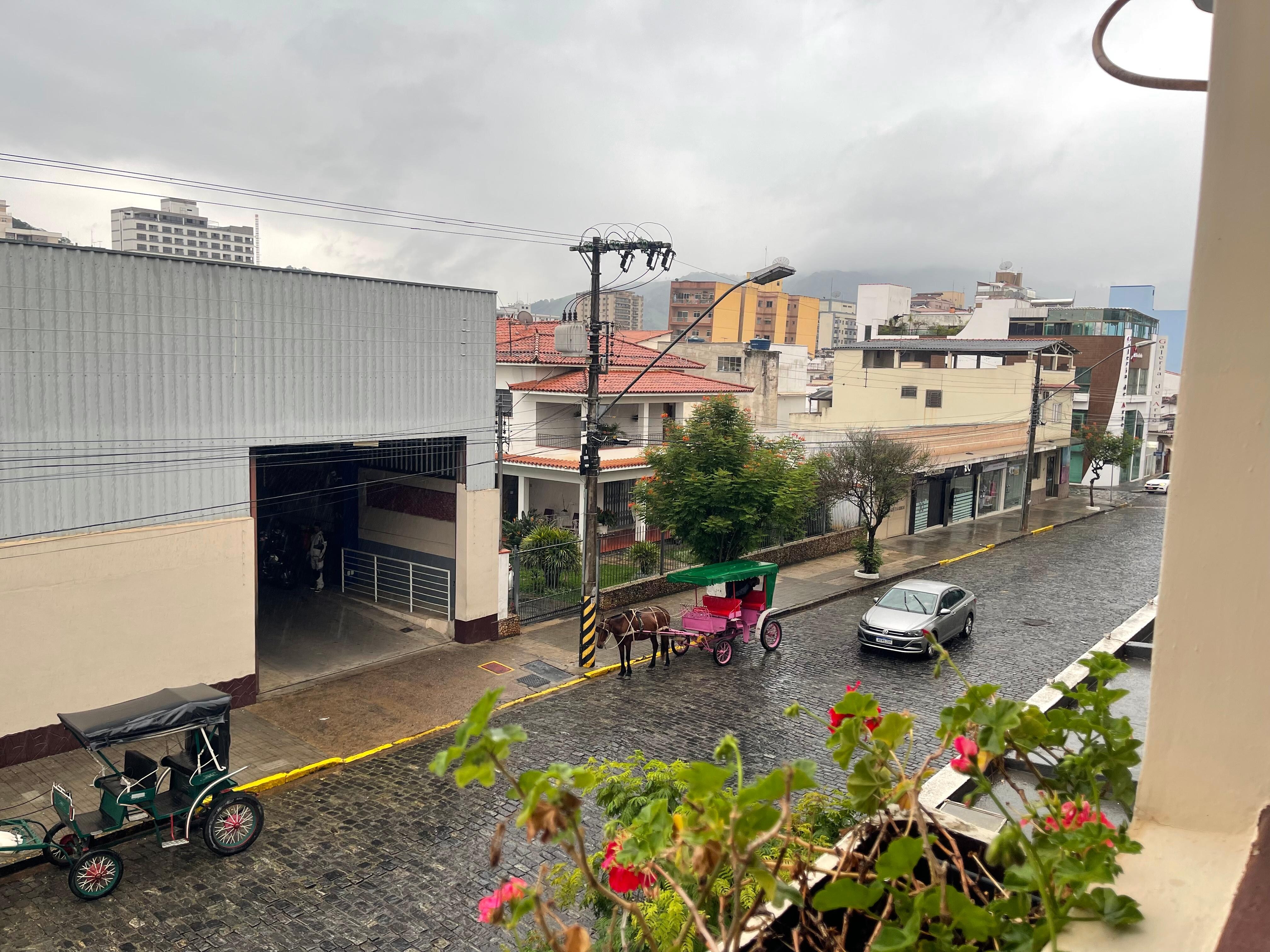 Garagem espaçosa bem em frente ao hotel.