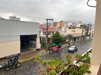 Garagem espaçosa bem em frente ao hotel.