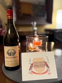 We were greeted with a lovely card, a bottle of wine paired with delicious raspberry chocolate and a jar of cherry jam. Made out stay that much more special 💝