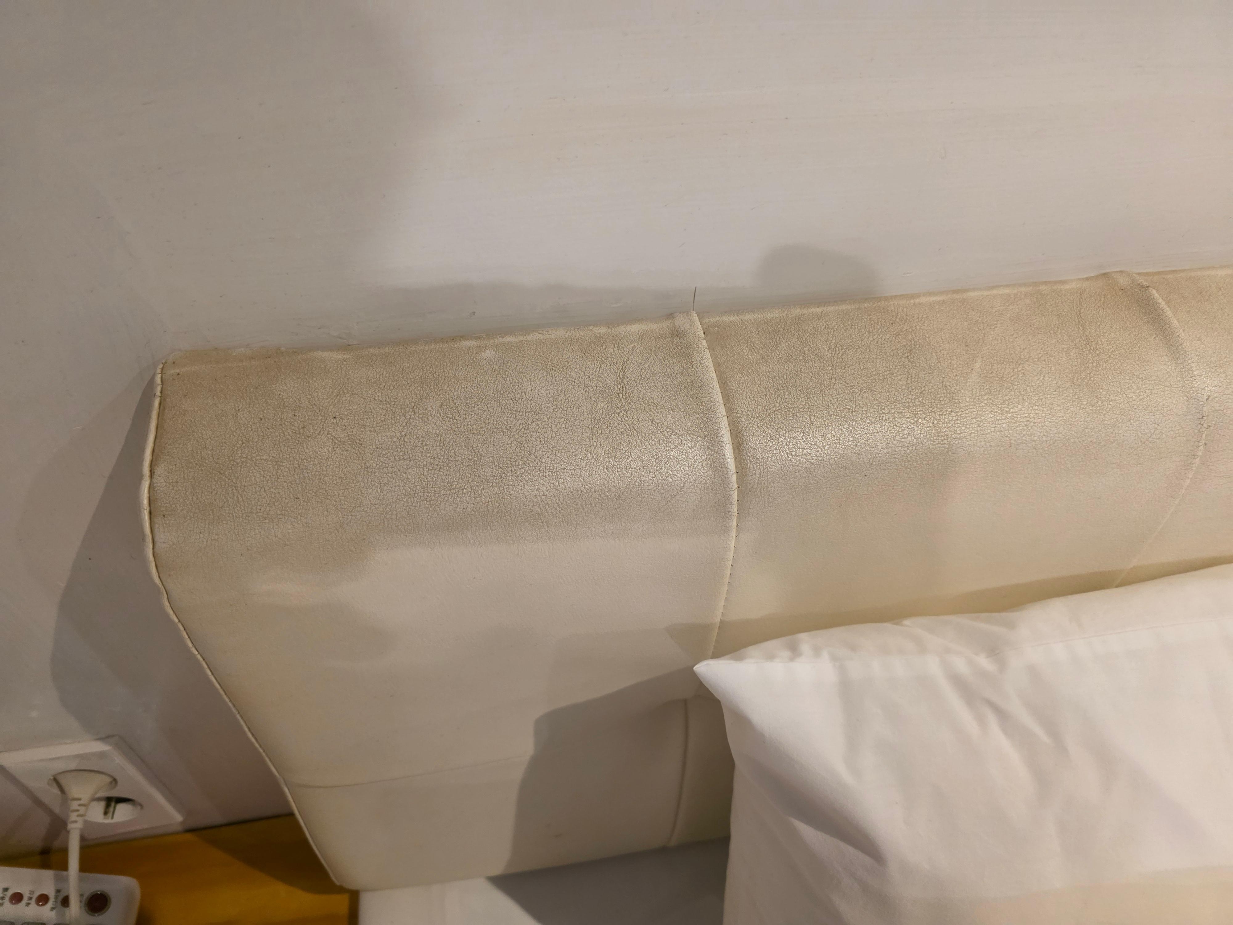 침대 주변이 전혀 청소가 안되있네요