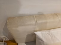 침대 주변이 전혀 청소가 안되있네요