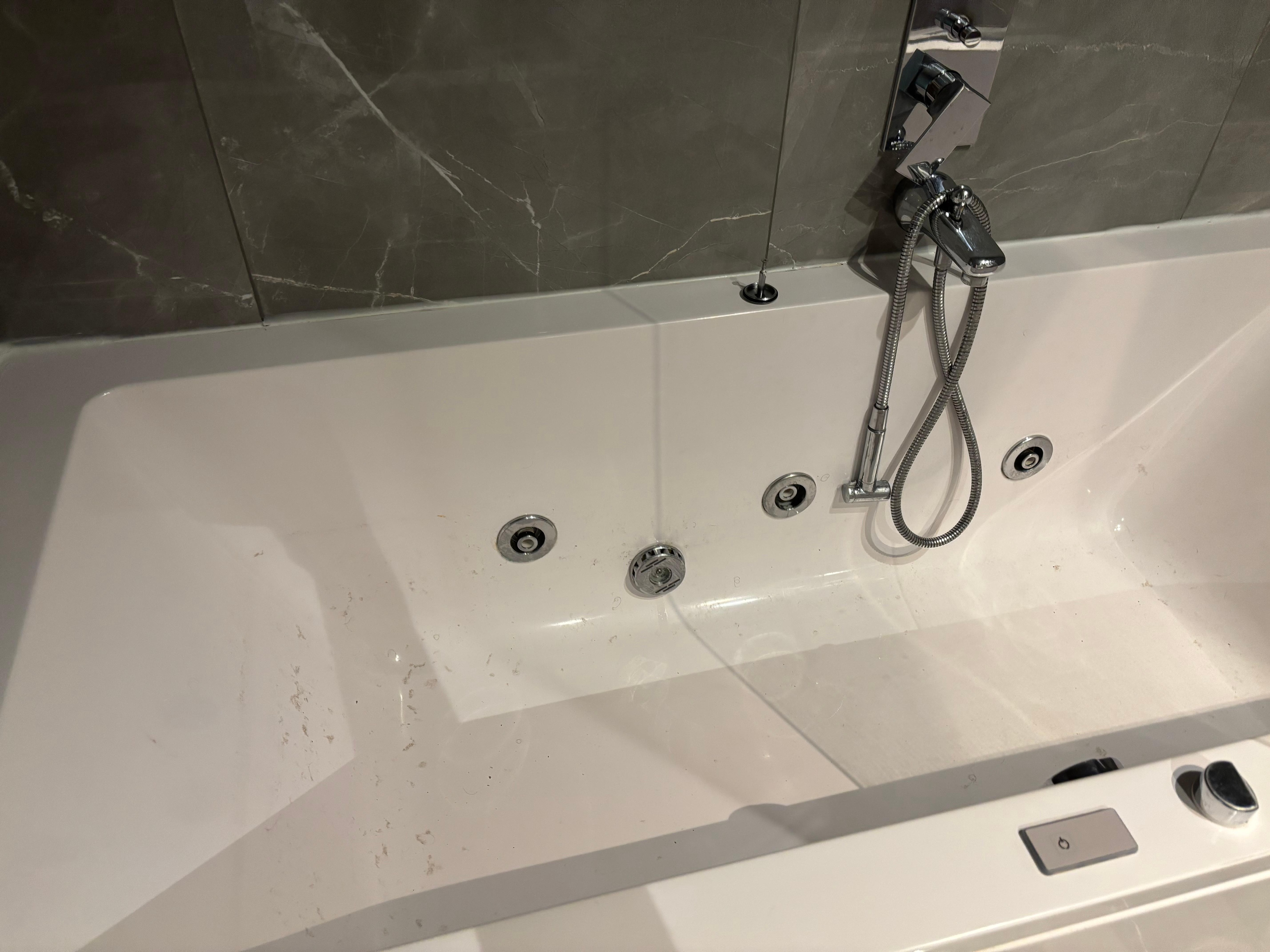 Bain à remous non entretenue, saleté dans le circuit, photo après passage du nettoyage de chambre