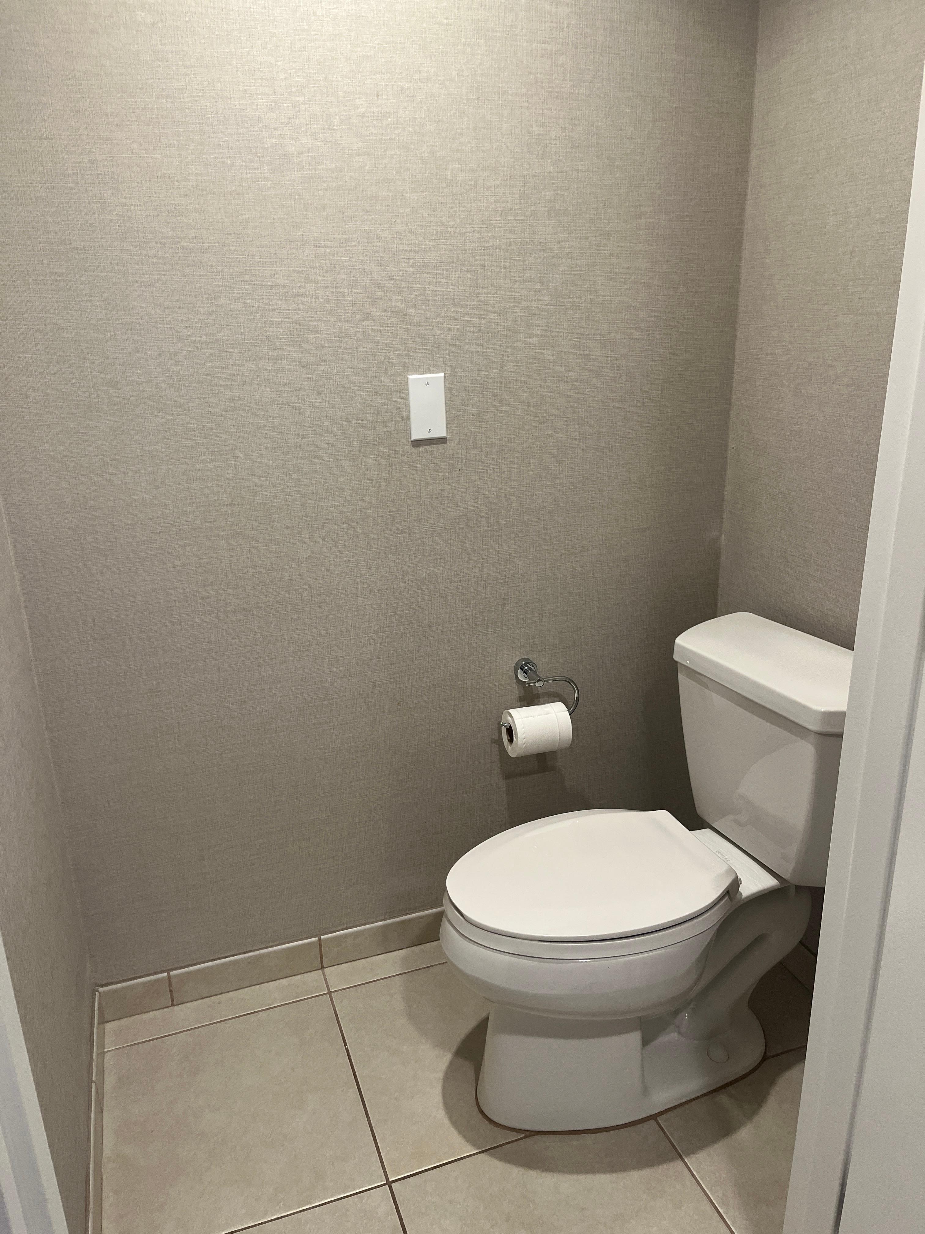 トイレはバスと別にあります