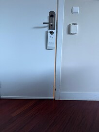 Lumière du couloir qui éclaire la chambre