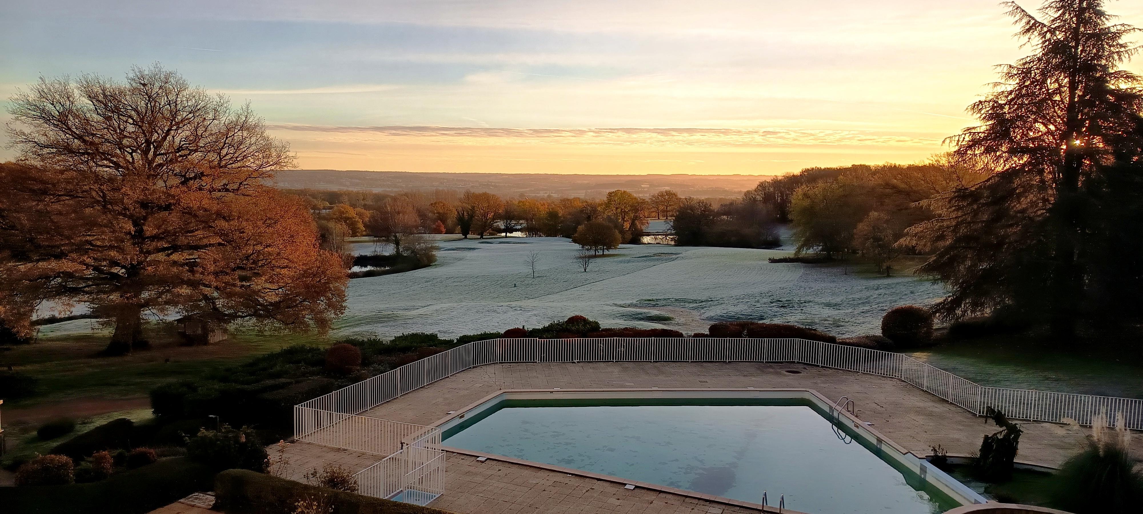 Vue de la chambre, levé du soleil sur la campagne gelée