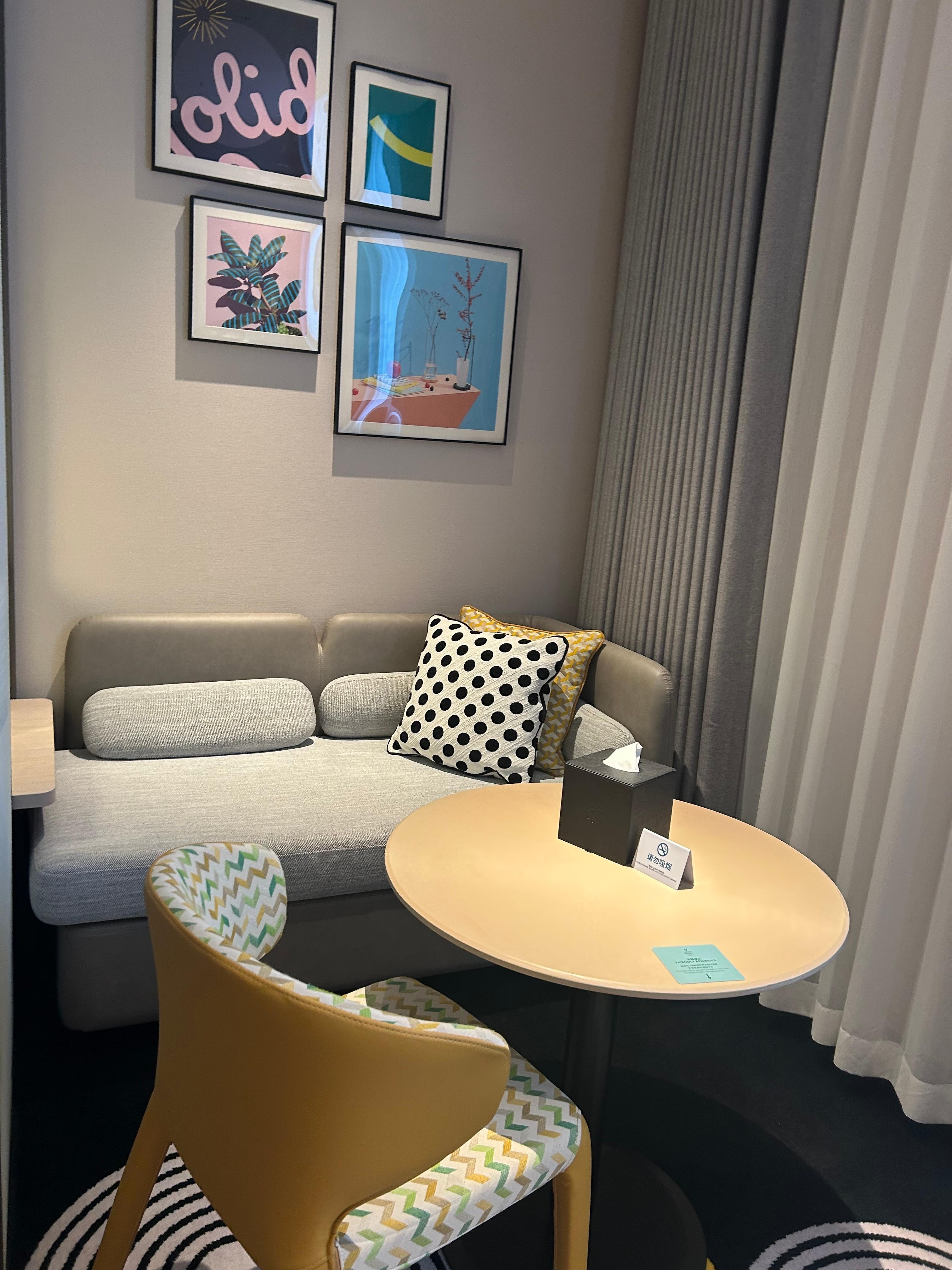 ソファとテーブルもキレイ