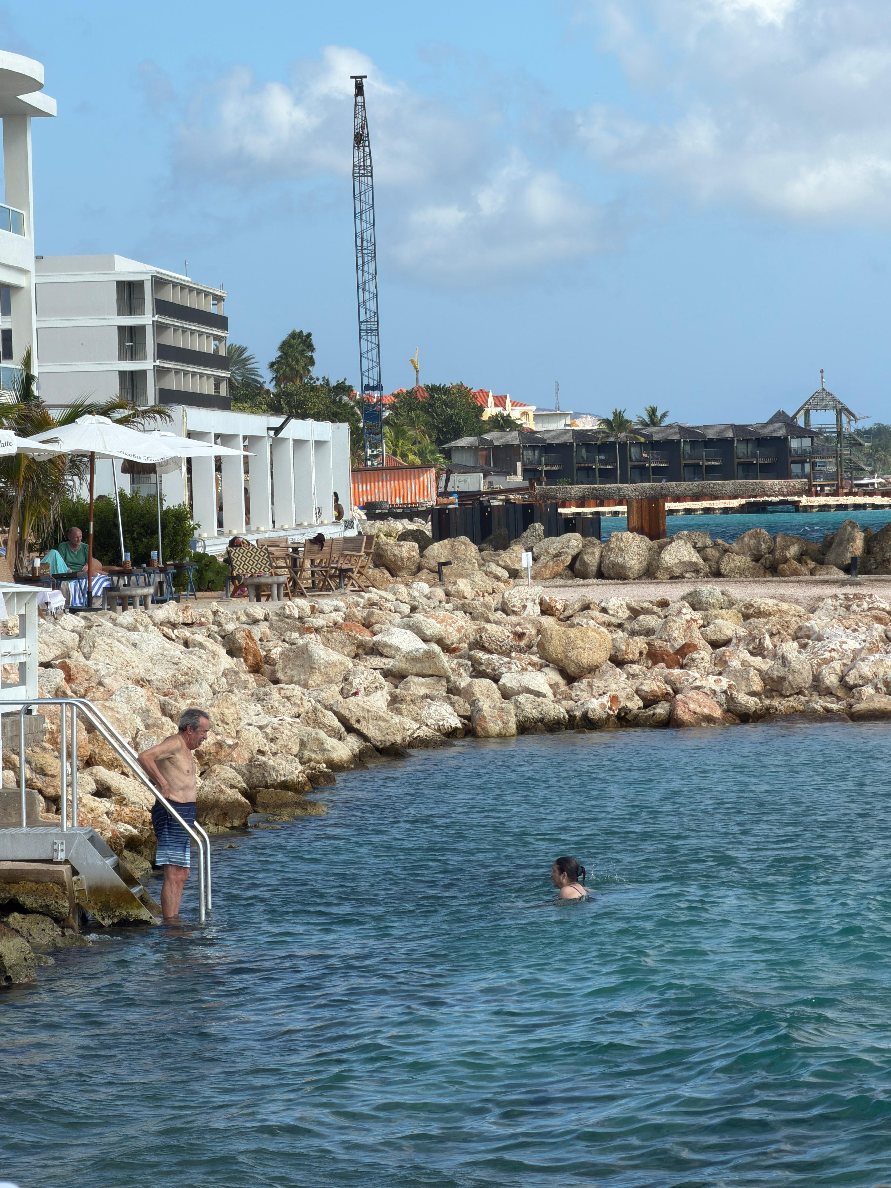 Ese es el ingreso al mar que comparten los 4 hoteles 