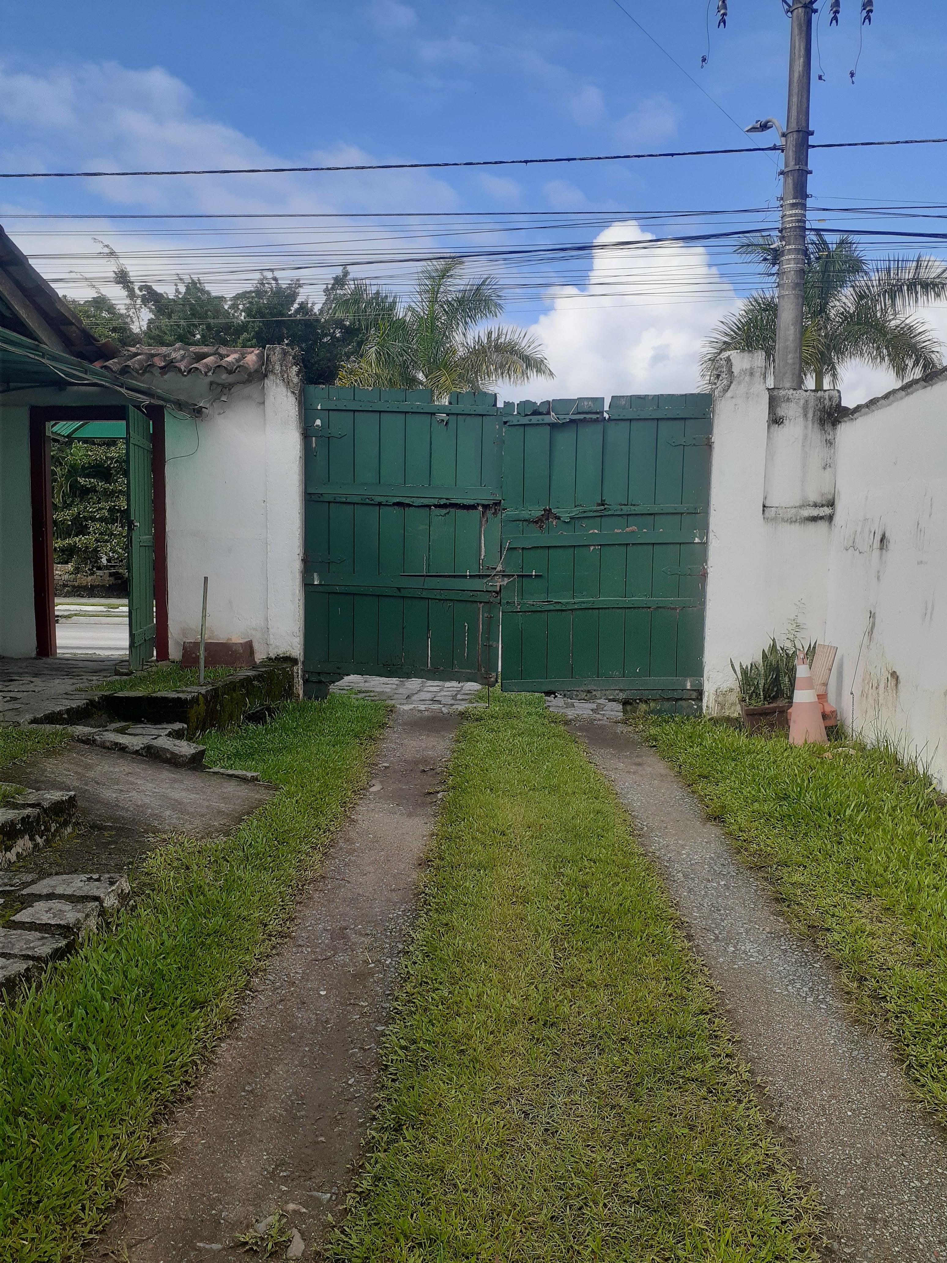 Portão de entrada quebrado.