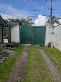 Portão de entrada quebrado.