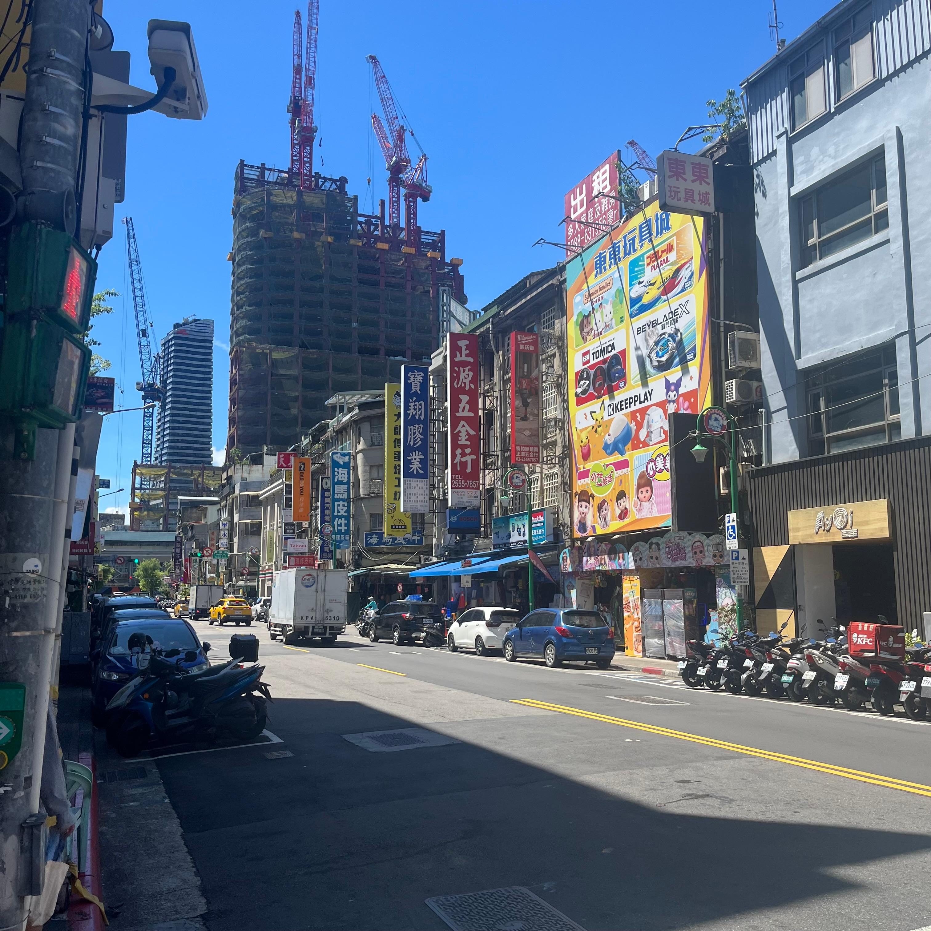 ホテルの近くに電飾品や備品などの専門店がありました。