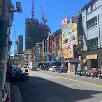 ホテルの近くに電飾品や備品などの専門店がありました。