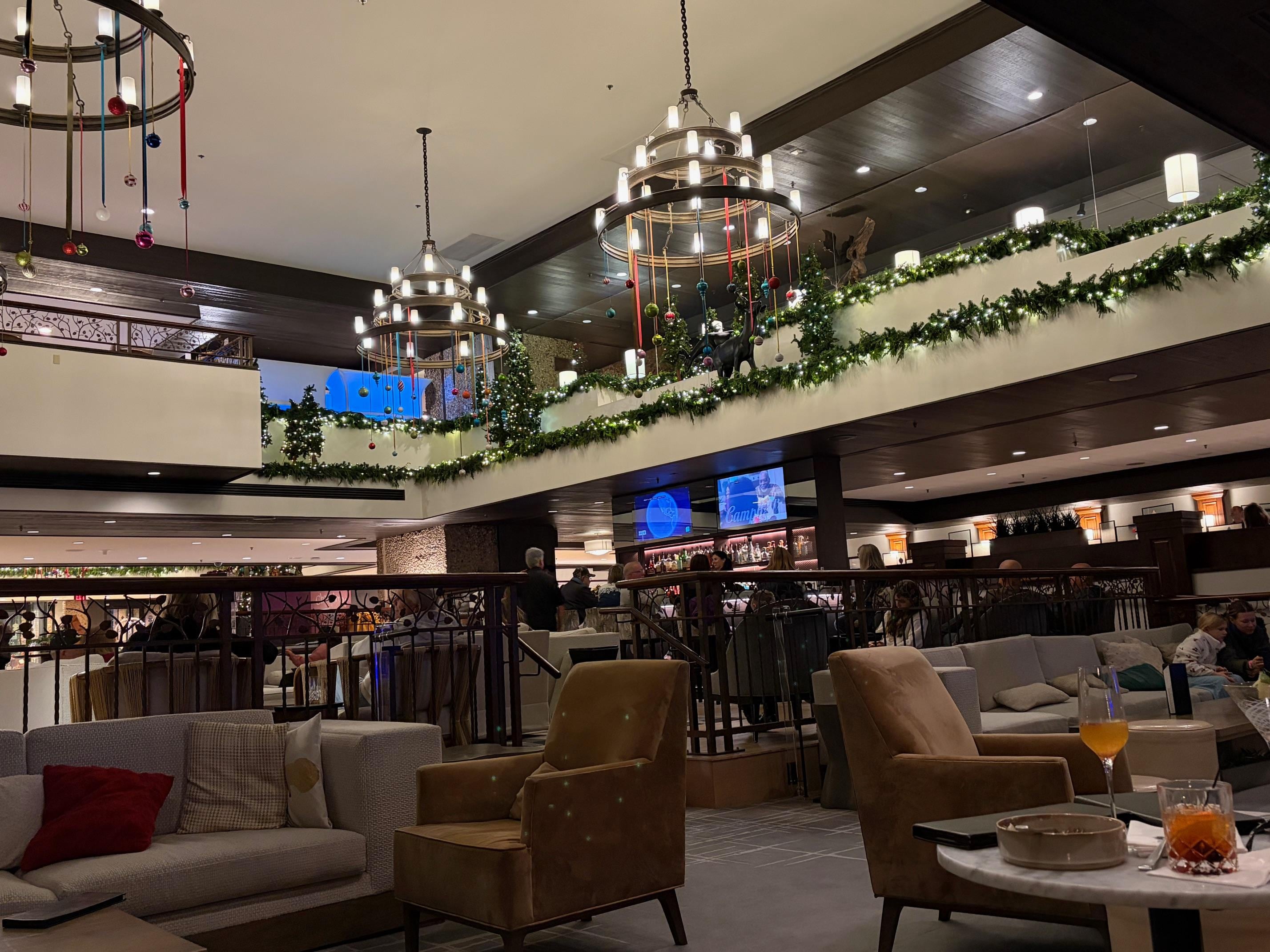 This is the large bar right by the lobby.