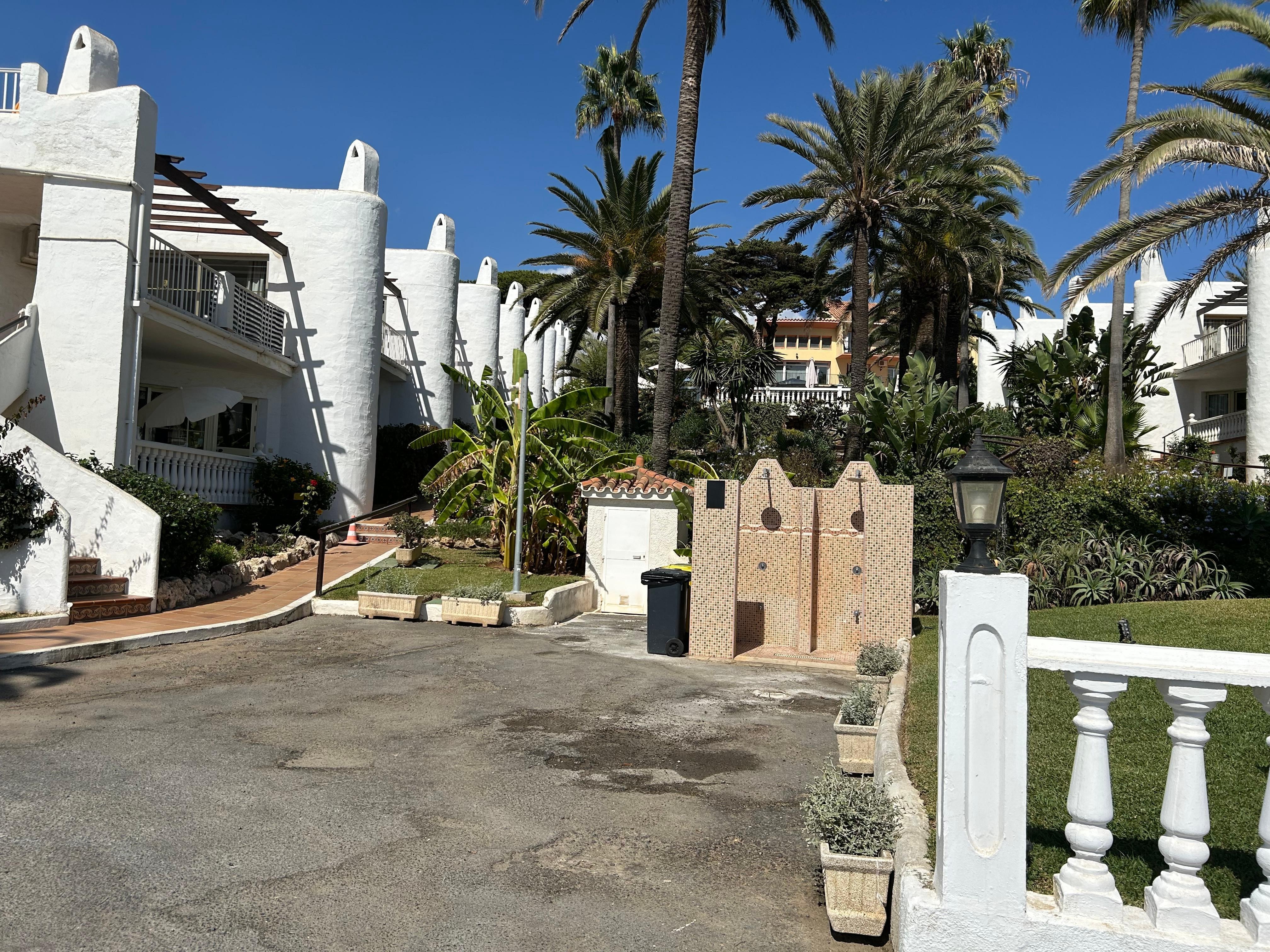 Området fra porten inn fra stranden og boardwalken. Stigende terreng, mange trapper.