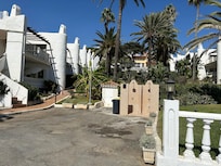 Området fra porten inn fra stranden og boardwalken. Stigende terreng, mange trapper.