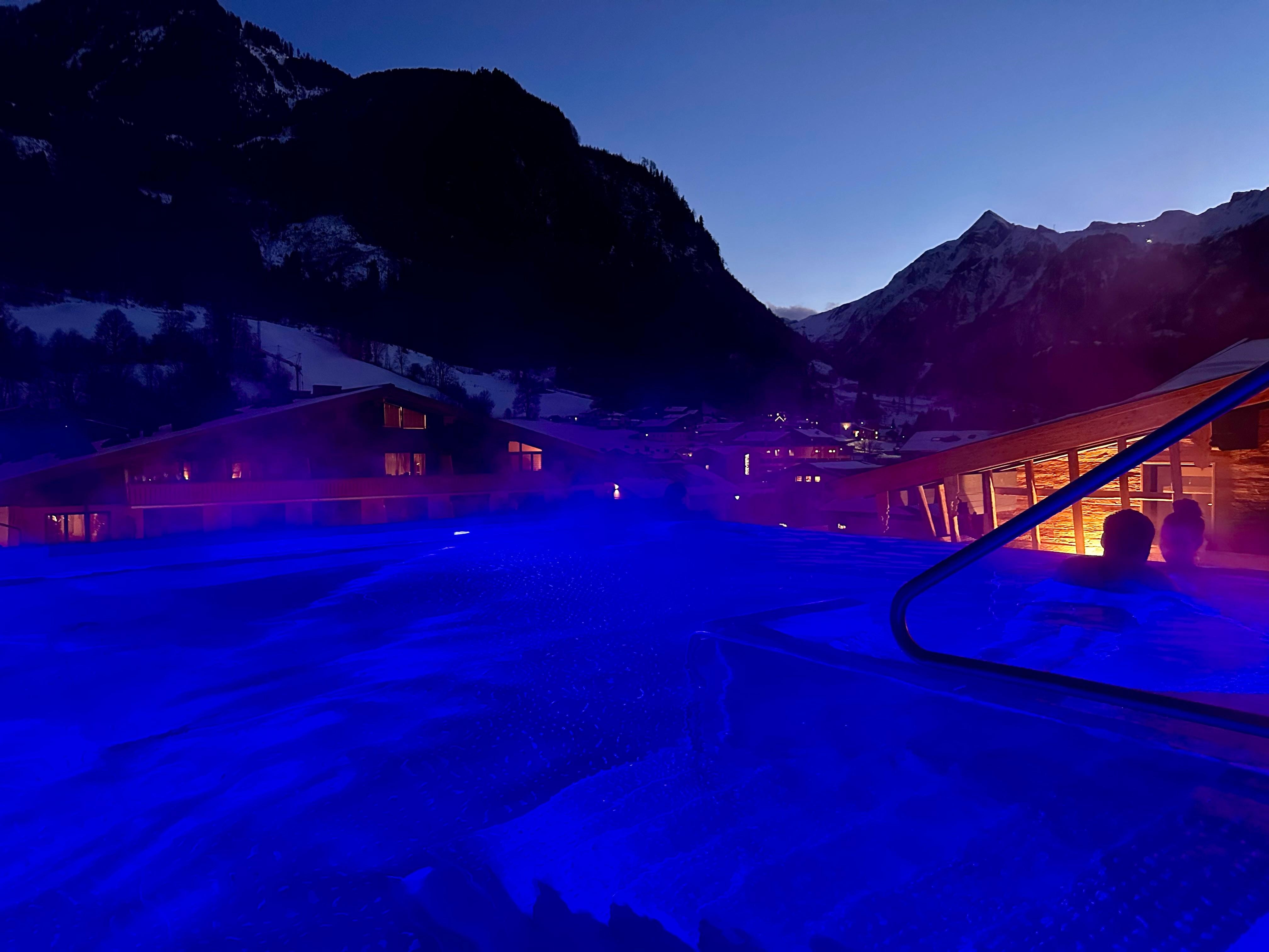 Pool mit super Ausblick und schön warm, lässt einen nach einem aktiven Tag entspannen.